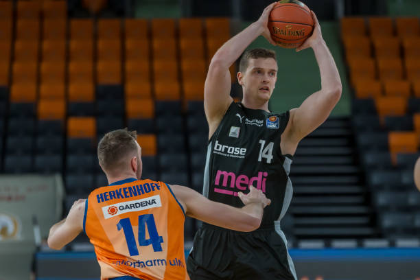 比如在女友 比如在女友